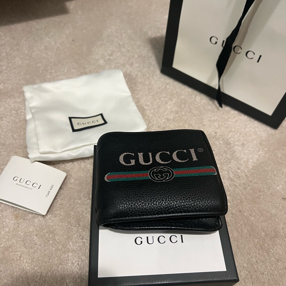Gucci vintage logo black bi-fold wallet